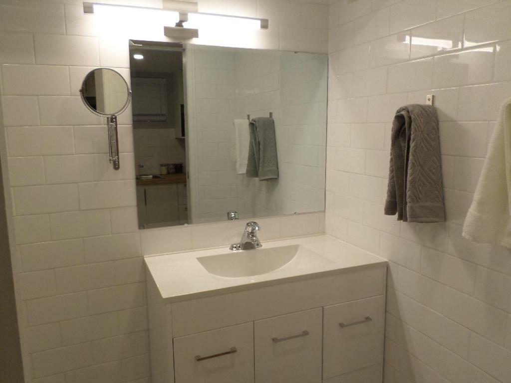 Fantastic And Modern Downtown 1-Bed Basement Apt., Parking Wi-Fi And Netflix Included Ottawa Kültér fotó