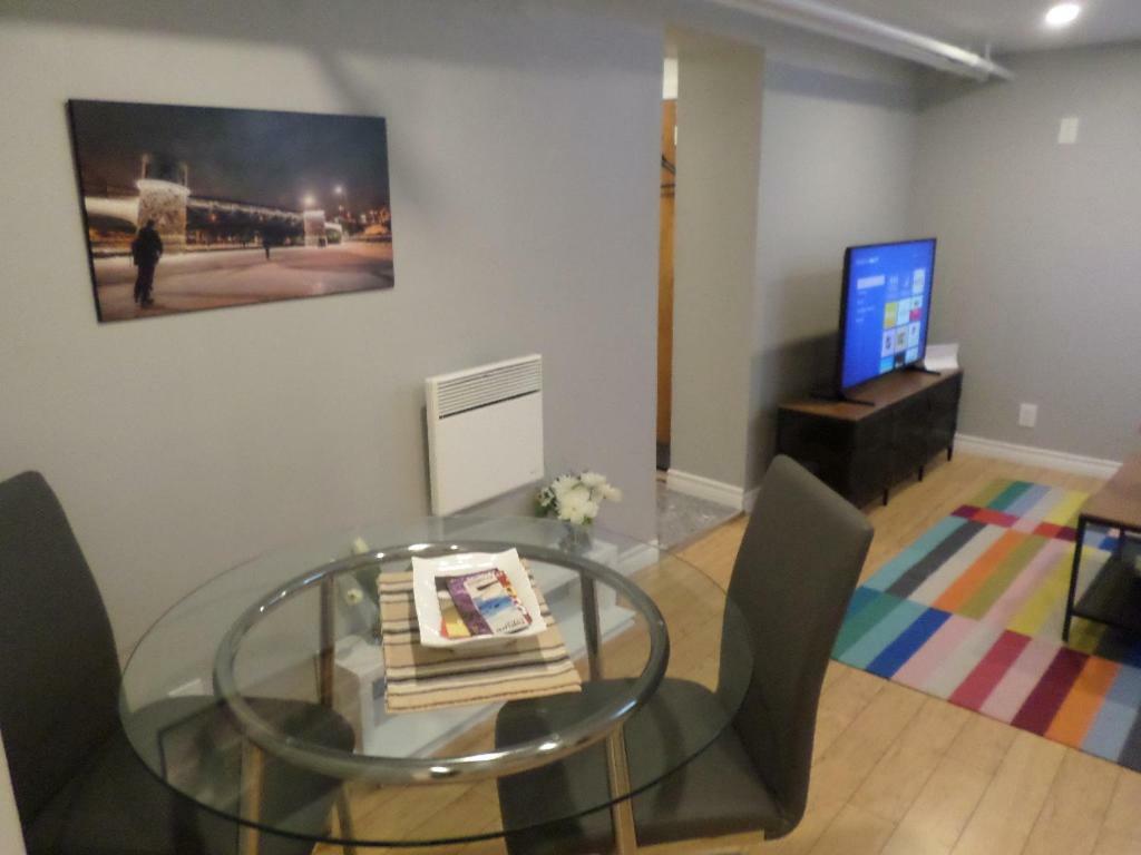 Fantastic And Modern Downtown 1-Bed Basement Apt., Parking Wi-Fi And Netflix Included Ottawa Kültér fotó